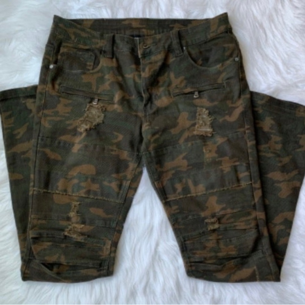 Women's Distressed Camo
Jeans Size 34/34